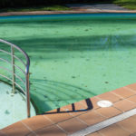 agua verde piscina